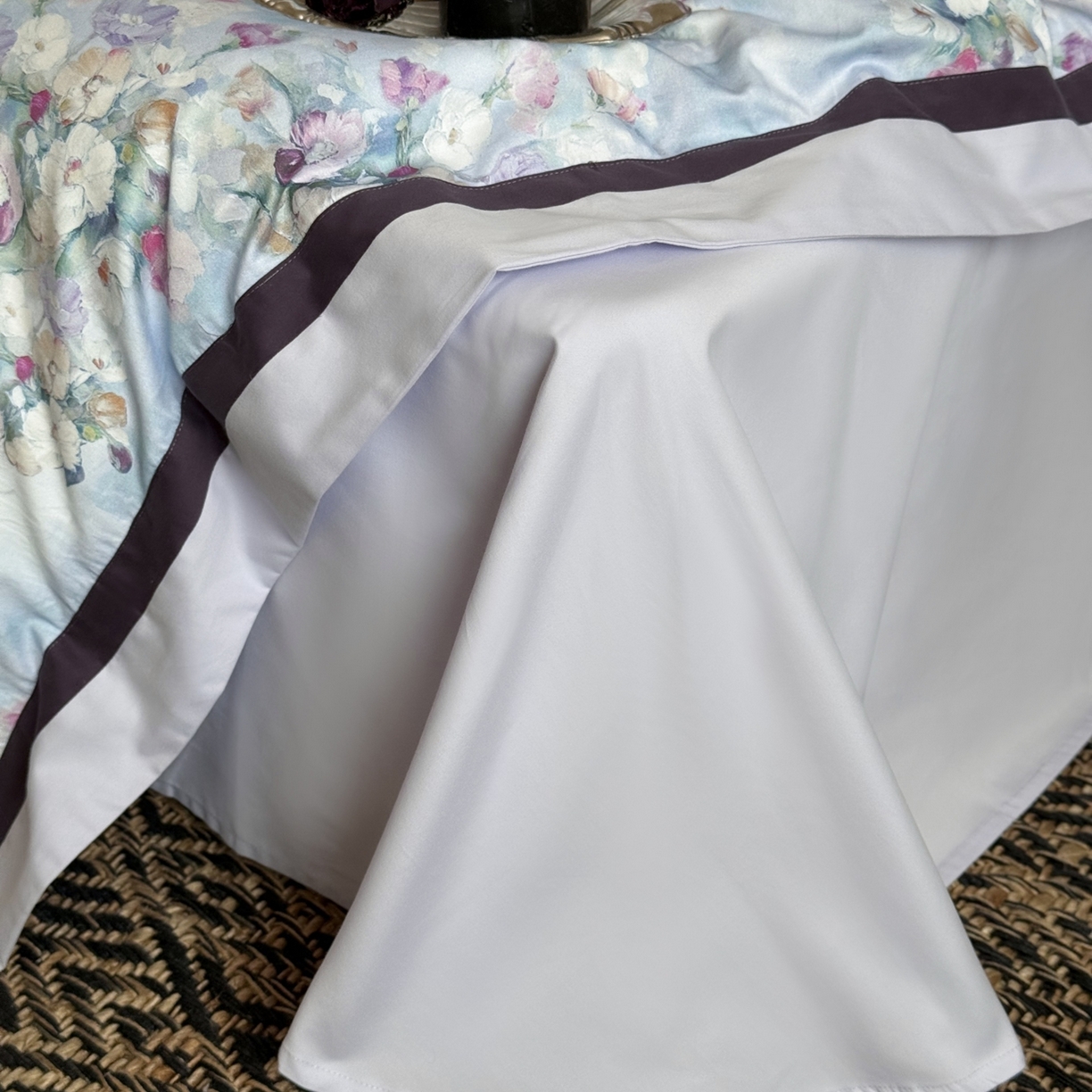 91家纺网 家纺一手货源 找家纺 多乐娜 2025新款100S长绒棉纯棉陶瓷磨毛法式油画风数码印花双拼角工艺款四件套 雾影花间