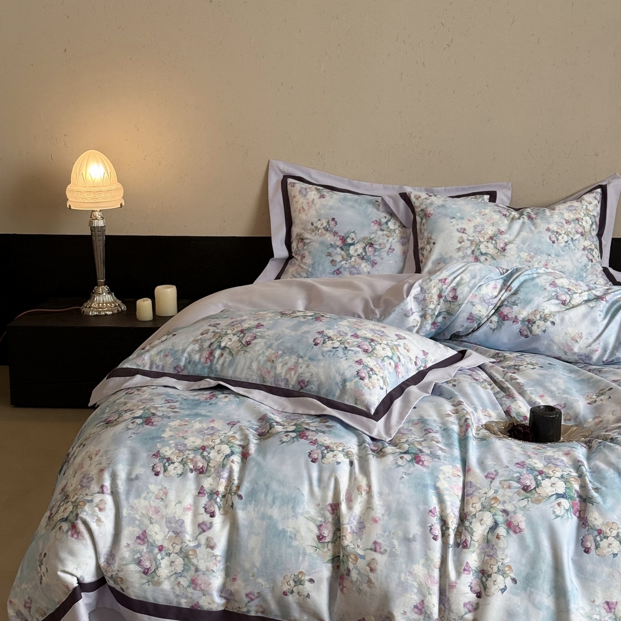 91家纺网 家纺一手货源 找家纺 多乐娜 2025新款100S长绒棉纯棉陶瓷磨毛法式油画风数码印花双拼角工艺款四件套 雾影花间