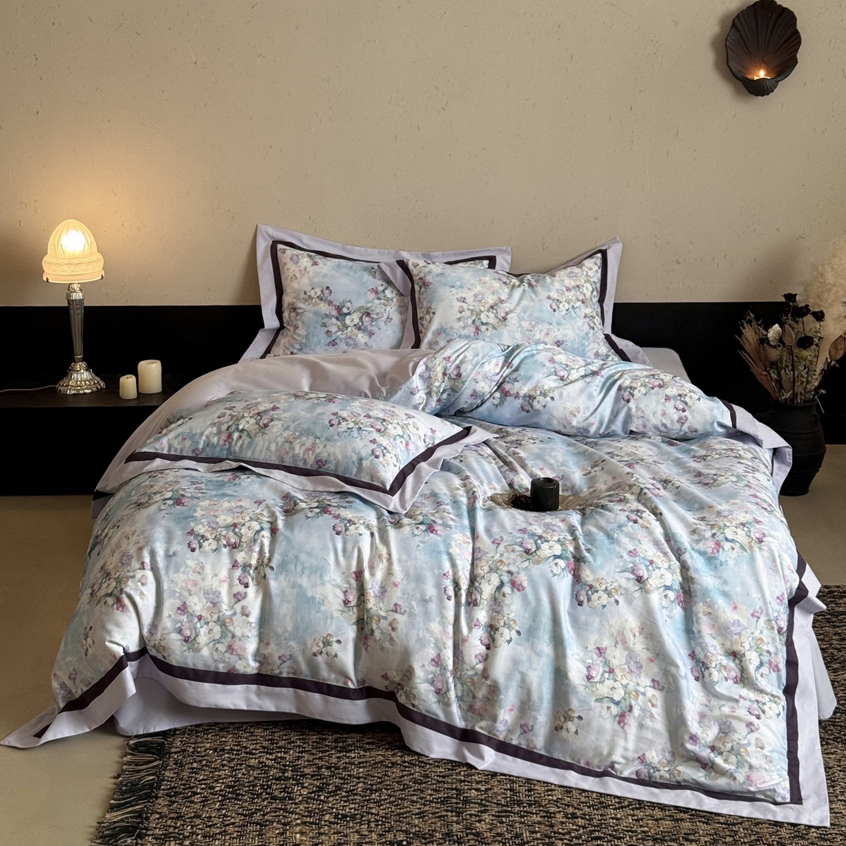 91家纺网 家纺一手货源 找家纺 多乐娜 2025新款100S长绒棉纯棉陶瓷磨毛法式油画风数码印花双拼角工艺款四件套 雾影花间