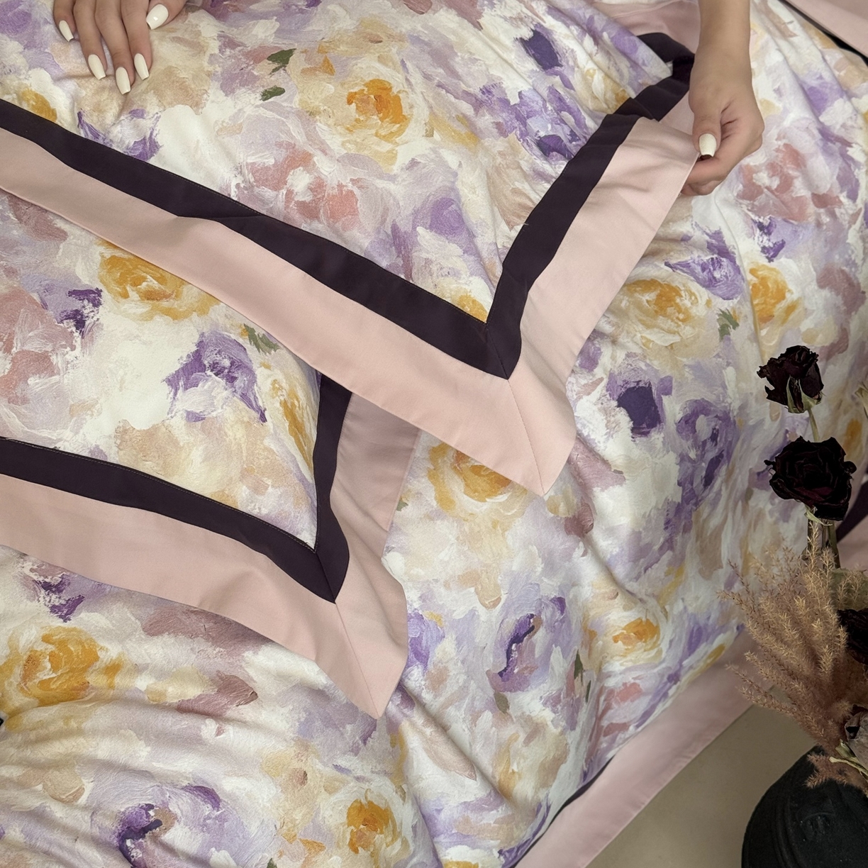 91家纺网 家纺一手货源 找家纺 多乐娜 2025新款100S长绒棉纯棉陶瓷磨毛法式油画风数码印花双拼角工艺款四件套 柔情絮语