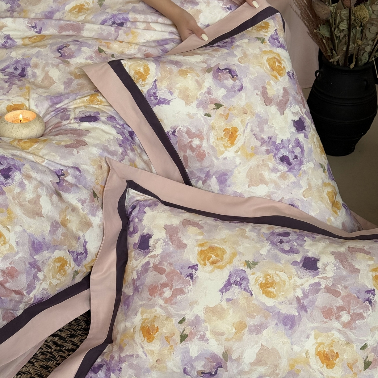 91家纺网 家纺一手货源 找家纺 多乐娜 2025新款100S长绒棉纯棉陶瓷磨毛法式油画风数码印花双拼角工艺款四件套 柔情絮语