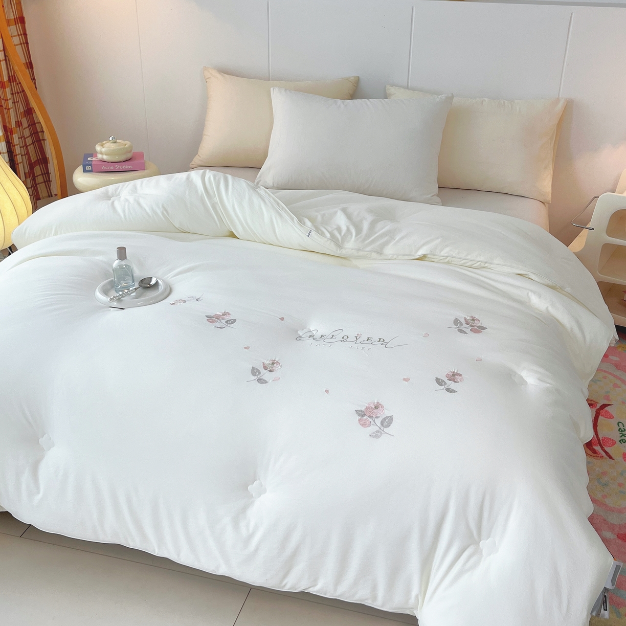 91家纺网 家纺一手货源 找家纺 仲旺居家纺 2025新款舒卡棉绣花冬被中式小花简约高级玫瑰婚嫁立体边被子被芯四季被 雲峰白