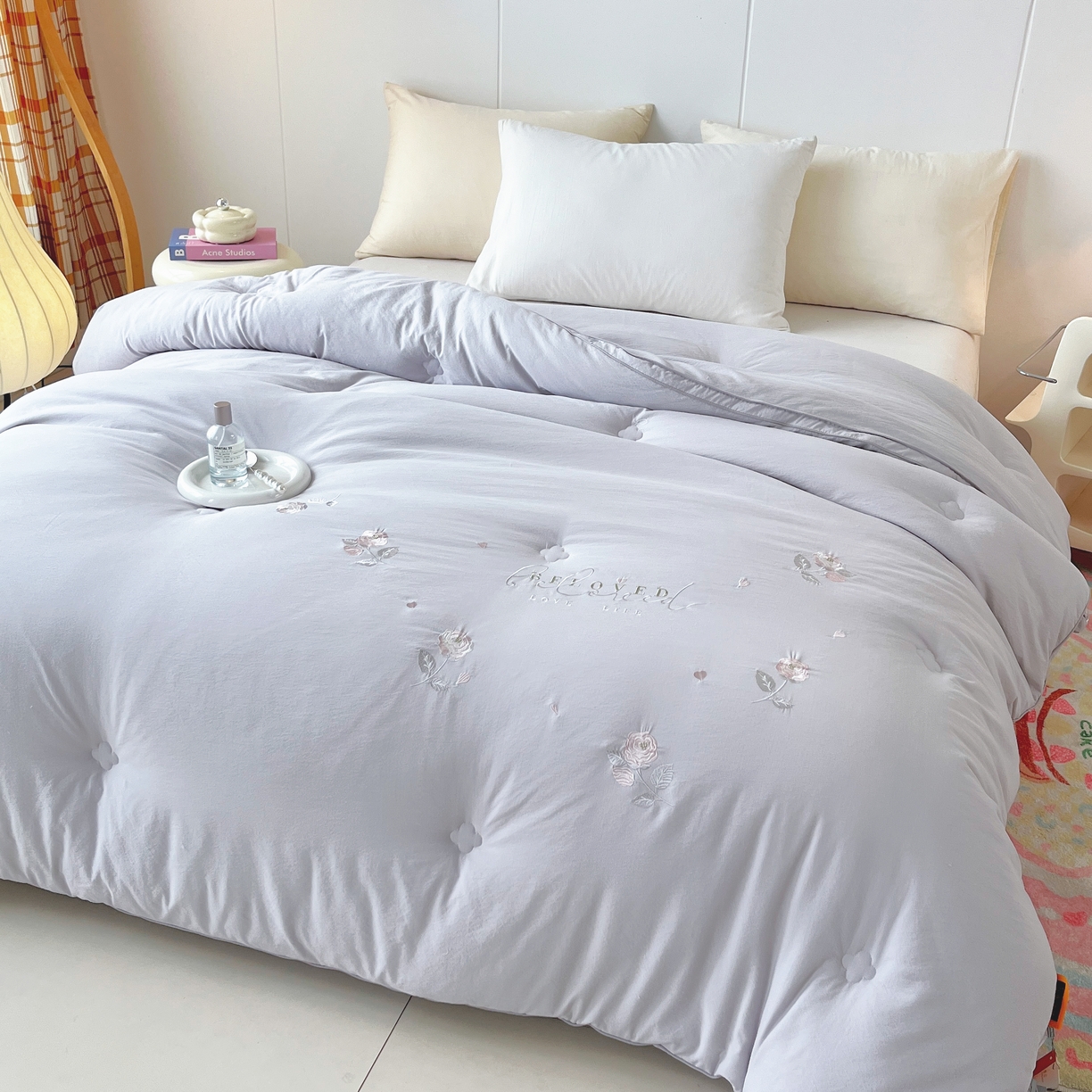 91家纺网 家纺一手货源 找家纺 仲旺居家纺 2025新款舒卡棉绣花冬被中式小花简约高级玫瑰婚嫁立体边被子被芯四季被 青玄灰