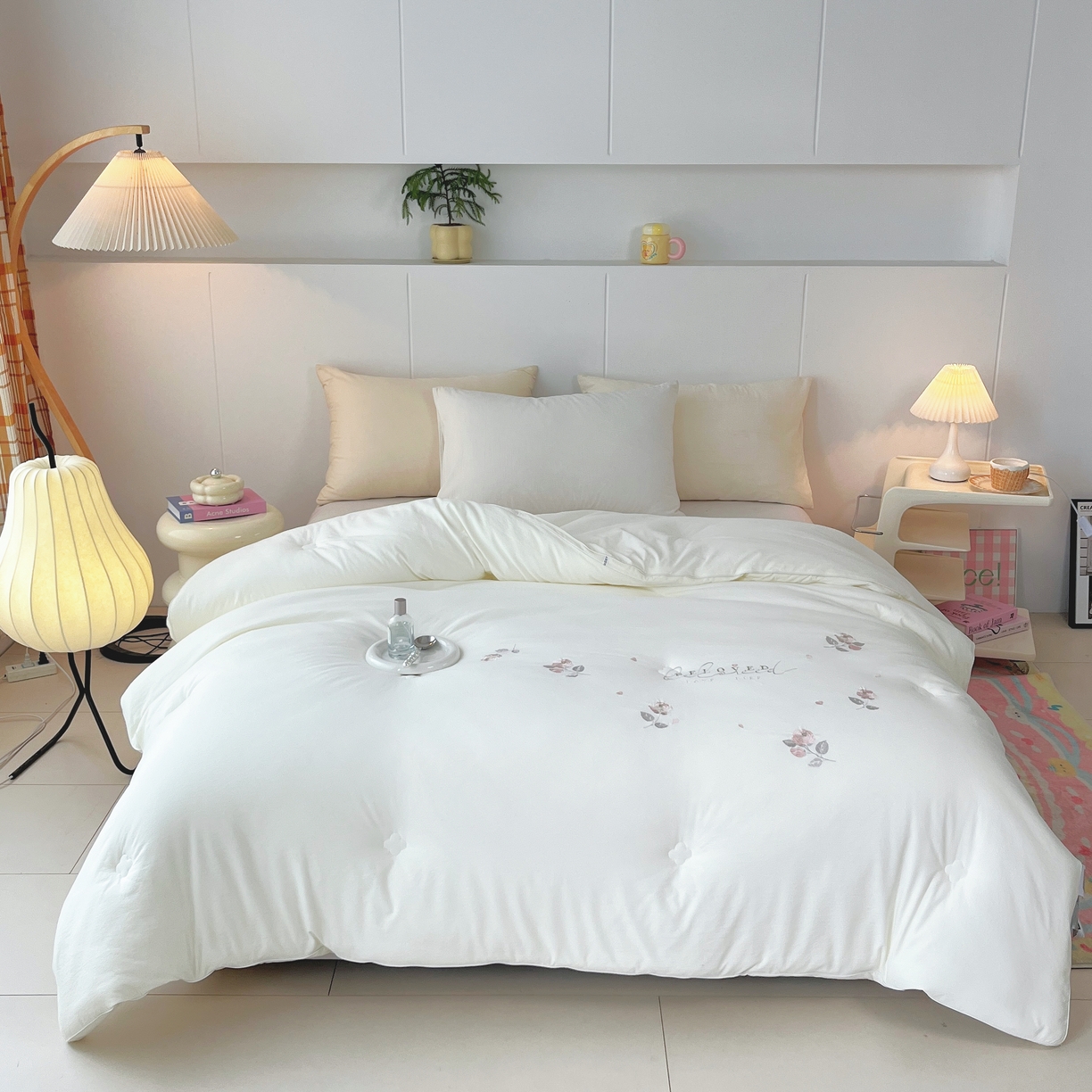 91家纺网 家纺一手货源 找家纺 仲旺居家纺 2025新款舒卡棉绣花冬被中式小花简约高级玫瑰婚嫁立体边被子被芯四季被 雲峰白