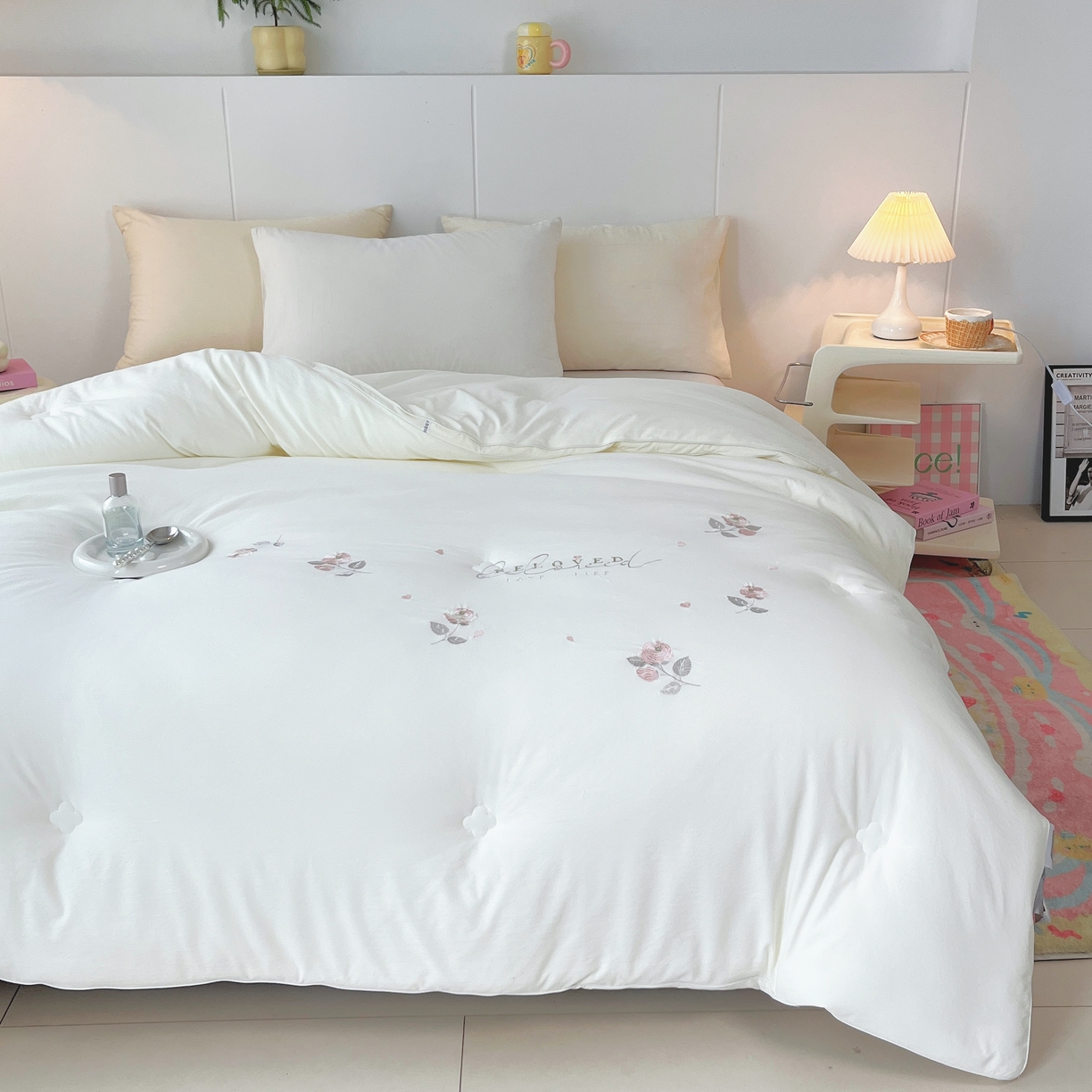 91家纺网 家纺一手货源 找家纺 仲旺居家纺 2025新款舒卡棉绣花冬被中式小花简约高级玫瑰婚嫁立体边被子被芯四季被 雲峰白