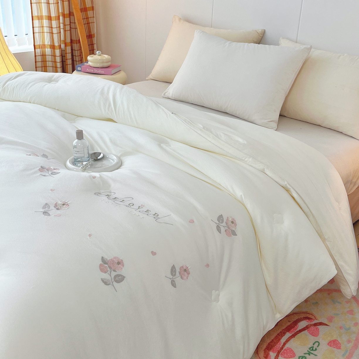 91家纺网 家纺一手货源 找家纺 仲旺居家纺 2025新款舒卡棉绣花冬被中式小花简约高级玫瑰婚嫁立体边被子被芯四季被 雲峰白