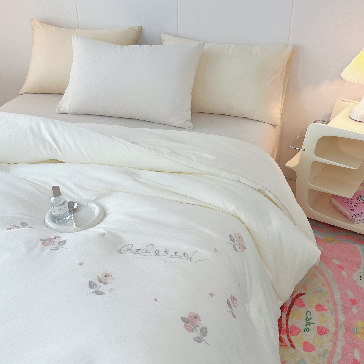 91家纺网 家纺一手货源 找家纺 仲旺居家纺 2025新款舒卡棉绣花冬被中式小花简约高级玫瑰婚嫁立体边被子被芯四季被 雲峰白