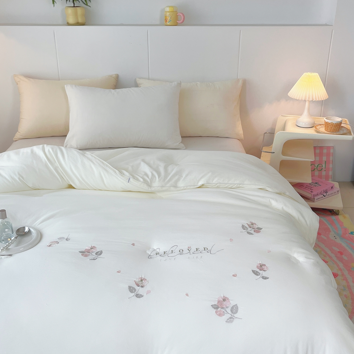 91家纺网 家纺一手货源 找家纺 仲旺居家纺 2025新款舒卡棉绣花冬被中式小花简约高级玫瑰婚嫁立体边被子被芯四季被 雲峰白