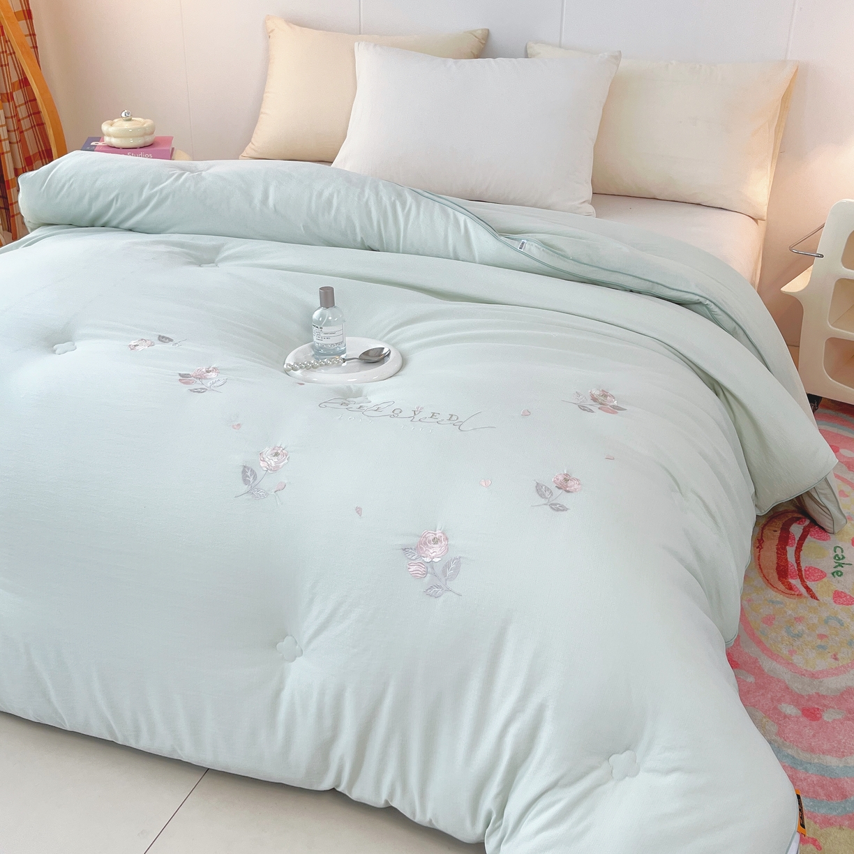 91家纺网 家纺一手货源 找家纺 仲旺居家纺 2025新款舒卡棉绣花冬被中式小花简约高级玫瑰婚嫁立体边被子被芯四季被 雲峰白