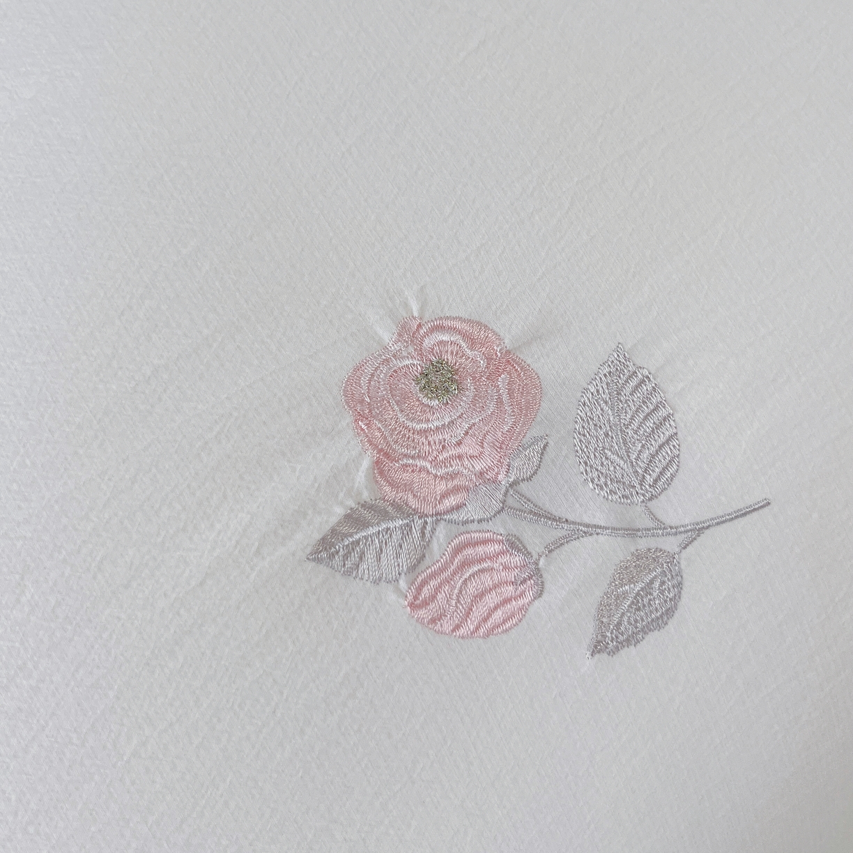 91家纺网 家纺一手货源 找家纺 仲旺居家纺 2025新款舒卡棉绣花冬被中式小花简约高级玫瑰婚嫁立体边被子被芯四季被 雲峰白