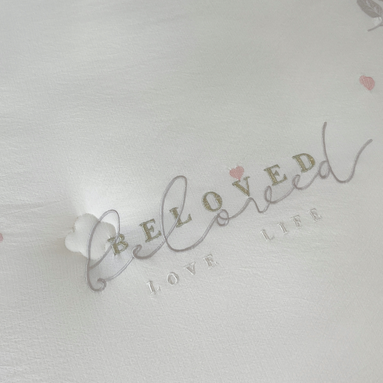 91家纺网 家纺一手货源 找家纺 仲旺居家纺 2025新款舒卡棉绣花冬被中式小花简约高级玫瑰婚嫁立体边被子被芯四季被 雲峰白