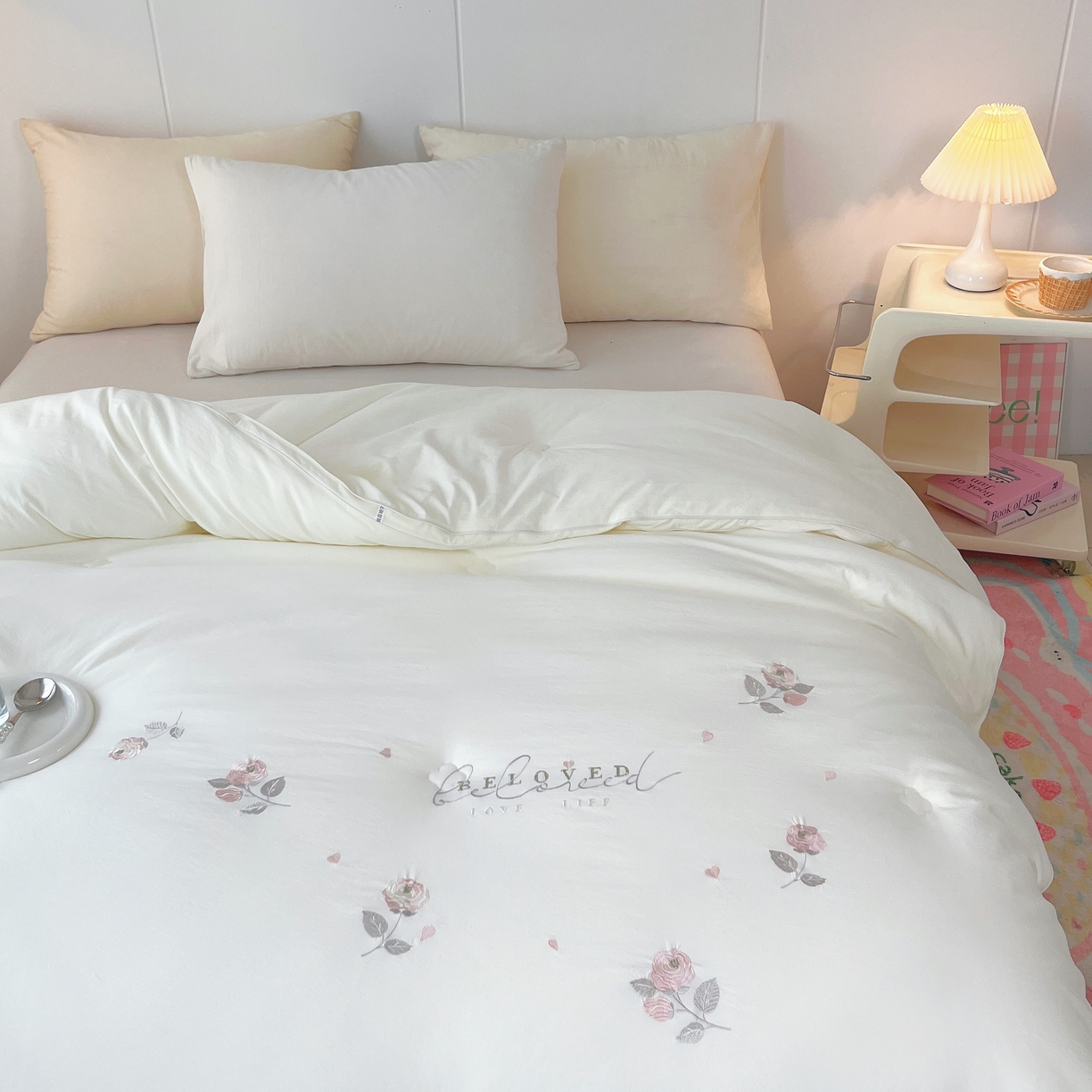 91家纺网 家纺一手货源 找家纺 仲旺居家纺 2025新款舒卡棉绣花冬被中式小花简约高级玫瑰婚嫁立体边被子被芯四季被 雲峰白