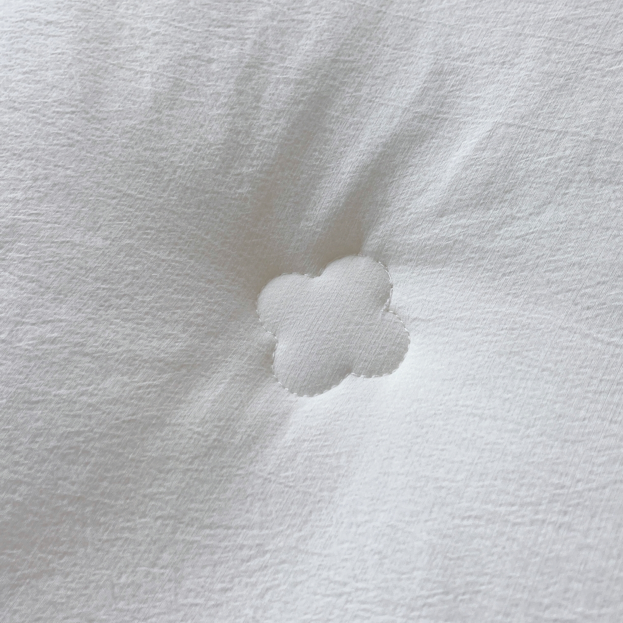 91家纺网 家纺一手货源 找家纺 仲旺居家纺 2025新款舒卡棉绣花冬被中式小花简约高级玫瑰婚嫁立体边被子被芯四季被 雲峰白