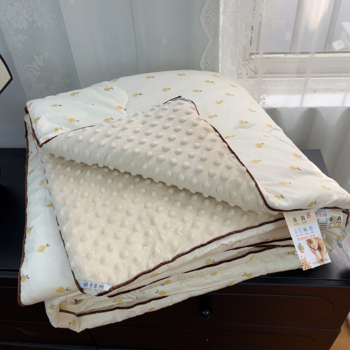 91家纺网 家纺一手货源 找家纺 （总）暖居 2025新款麻绳款嵌条纯棉春秋豆豆被被子被芯四季通用