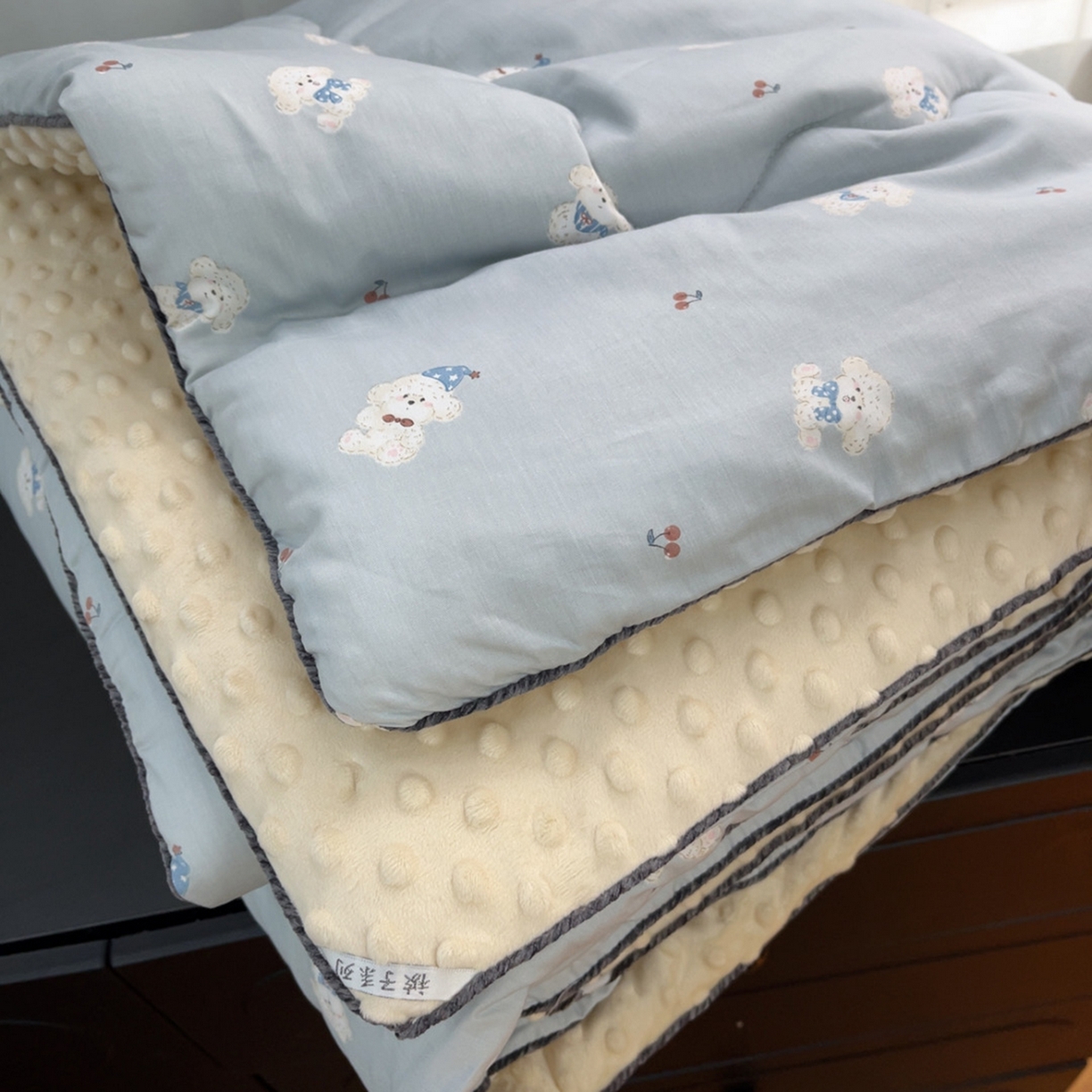 91家纺网 家纺一手货源 找家纺 （总）暖居 2025新款麻绳款嵌条纯棉春秋豆豆被被子被芯四季通用