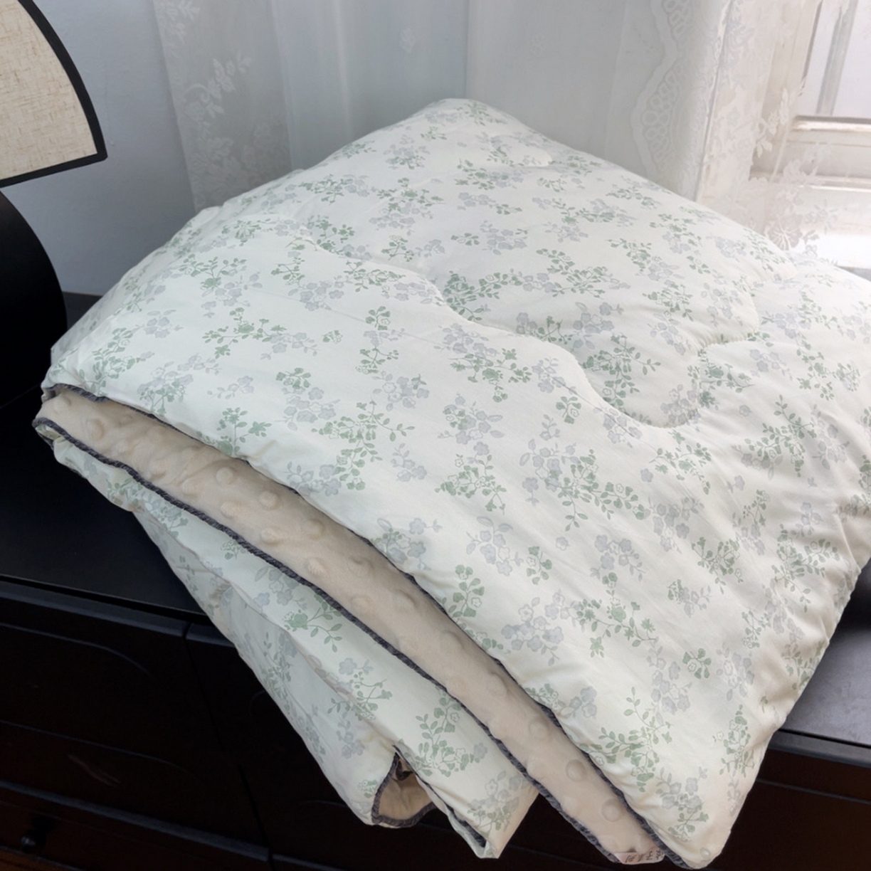 91家纺网 家纺一手货源 找家纺 暖居 2025新款麻绳款嵌条纯棉春秋豆豆被被子被芯四季通用 春风里