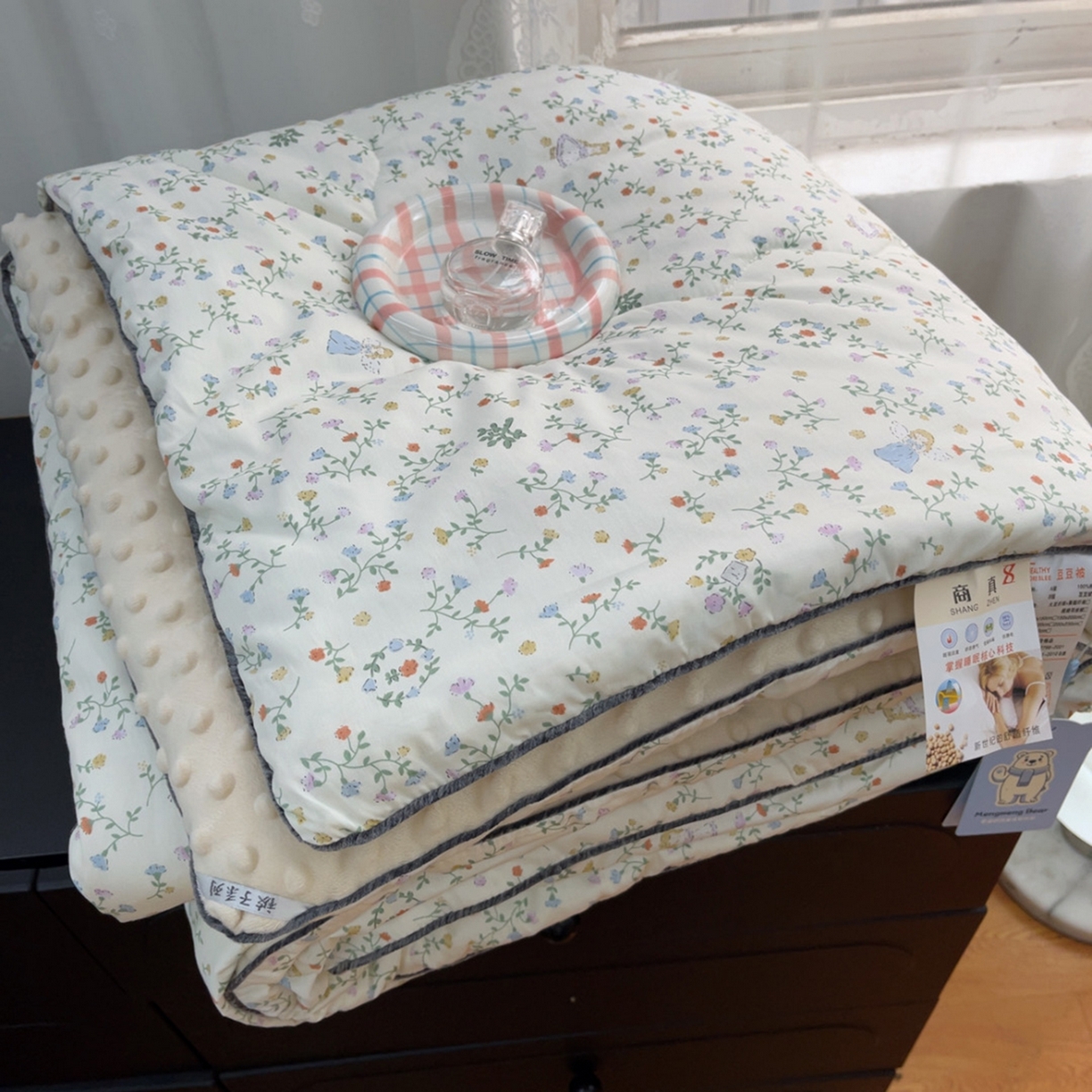 91家纺网 家纺一手货源 找家纺 暖居 2025新款麻绳款嵌条纯棉春秋豆豆被被子被芯四季通用 花环公主