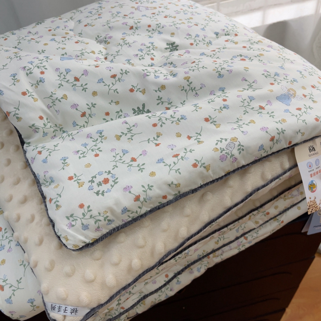 91家纺网 家纺一手货源 找家纺 暖居 2025新款麻绳款嵌条纯棉春秋豆豆被被子被芯四季通用 花环公主