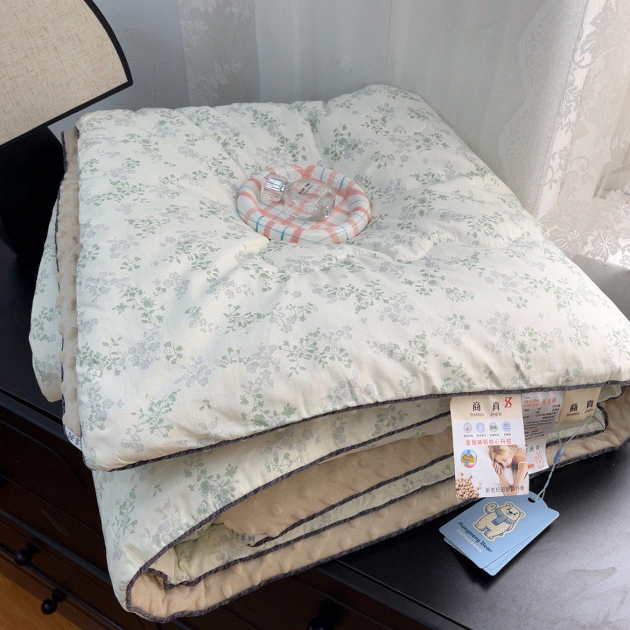 91家纺网 家纺一手货源 找家纺 暖居 2025新款麻绳款嵌条纯棉春秋豆豆被被子被芯四季通用 春风里