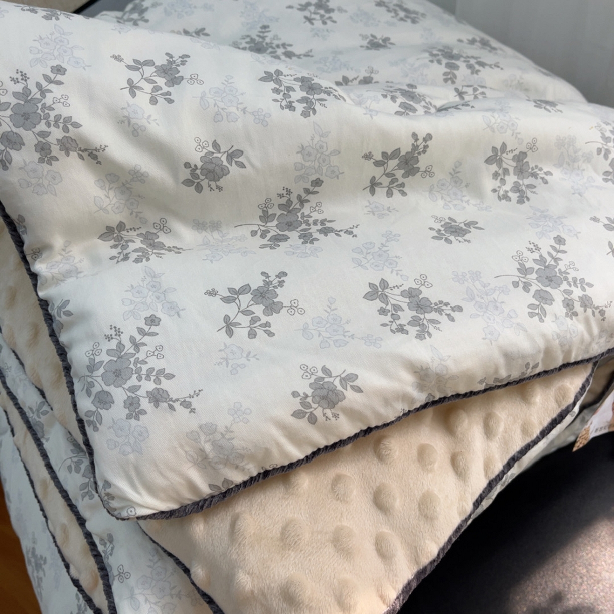 91家纺网 家纺一手货源 找家纺 暖居 2025新款麻绳款嵌条纯棉春秋豆豆被被子被芯四季通用 疏影