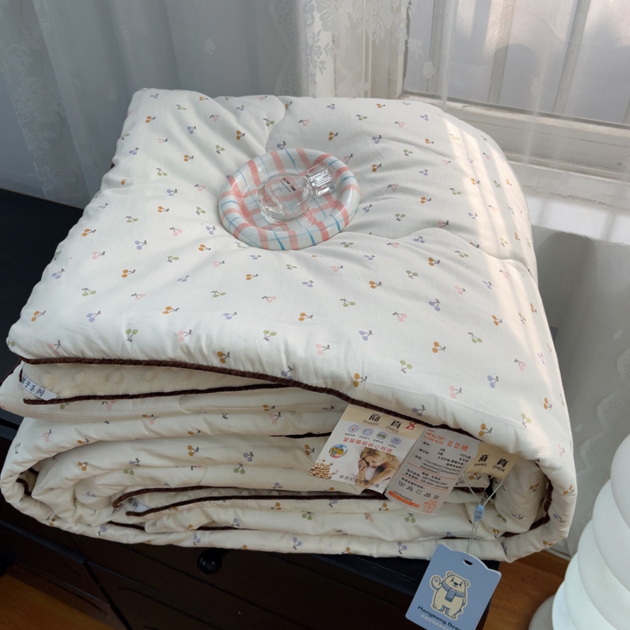 91家纺网 家纺一手货源 找家纺 暖居 2025新款麻绳款嵌条纯棉春秋豆豆被被子被芯四季通用 彩色樱桃