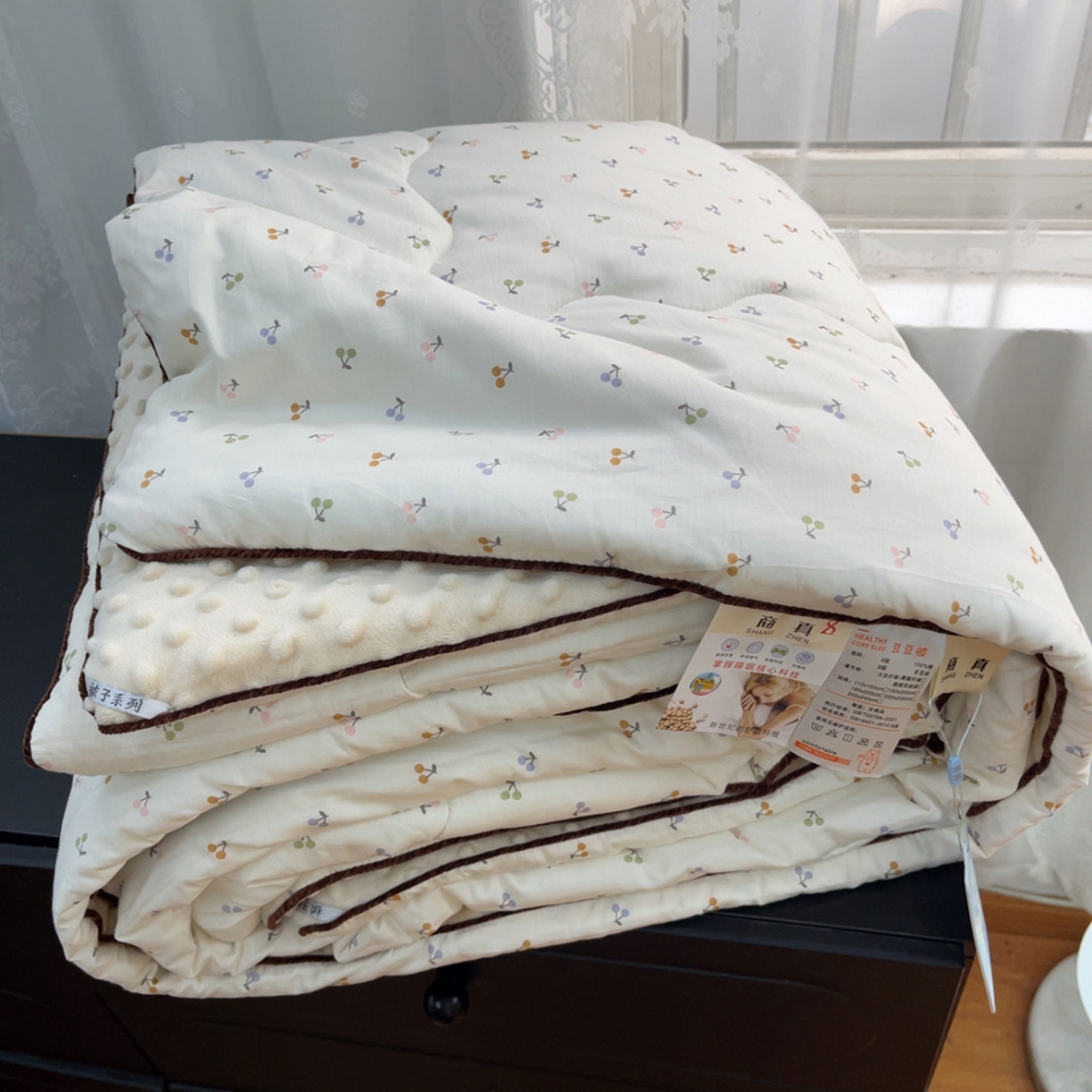 91家纺网 家纺一手货源 找家纺 暖居 2025新款麻绳款嵌条纯棉春秋豆豆被被子被芯四季通用 彩色樱桃