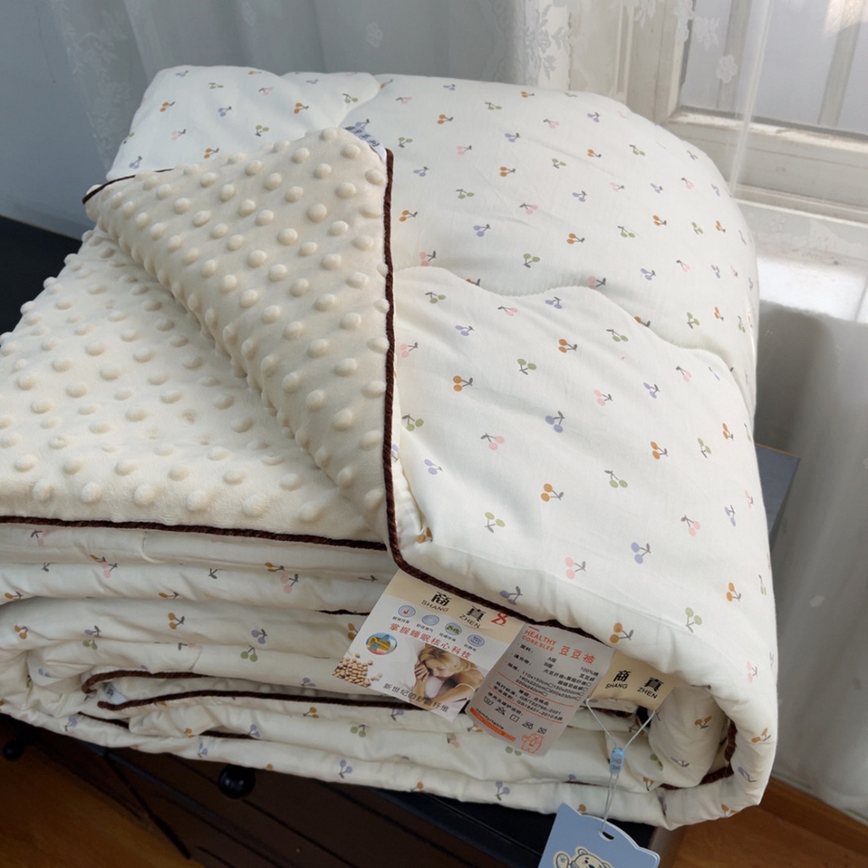 91家纺网 家纺一手货源 找家纺 暖居 2025新款麻绳款嵌条纯棉春秋豆豆被被子被芯四季通用 彩色樱桃