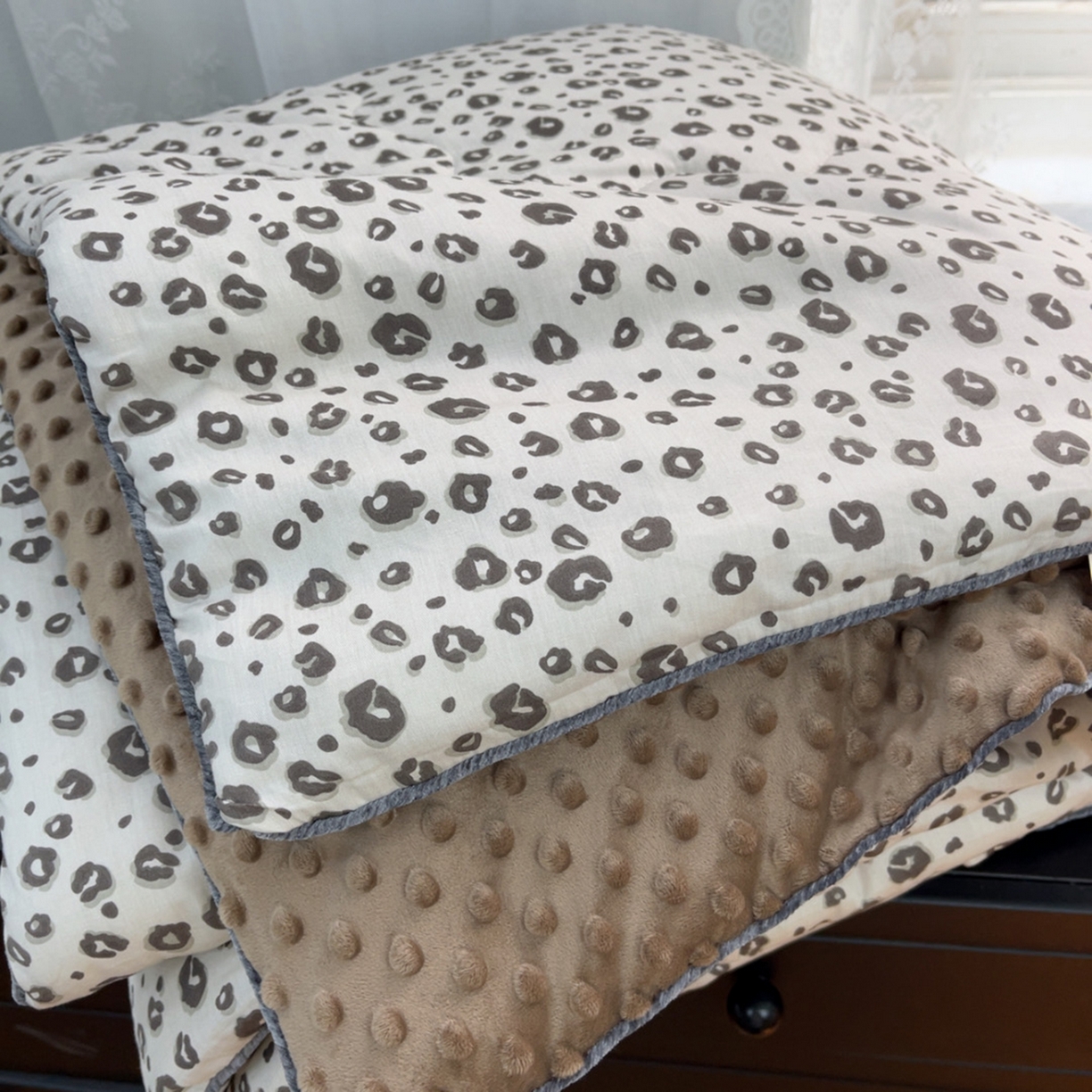 91家纺网 家纺一手货源 找家纺 暖居 2025新款麻绳款嵌条纯棉春秋豆豆被被子被芯四季通用 豹纹咖