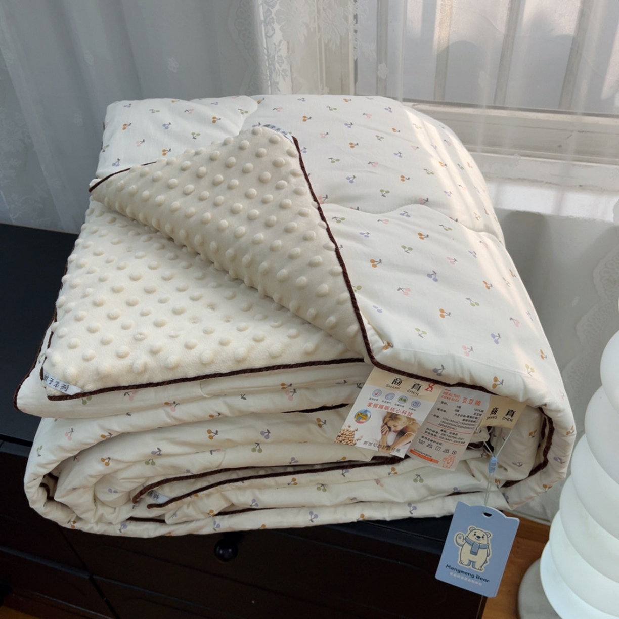 91家纺网 家纺一手货源 找家纺 暖居 2025新款麻绳款嵌条纯棉春秋豆豆被被子被芯四季通用 彩色樱桃