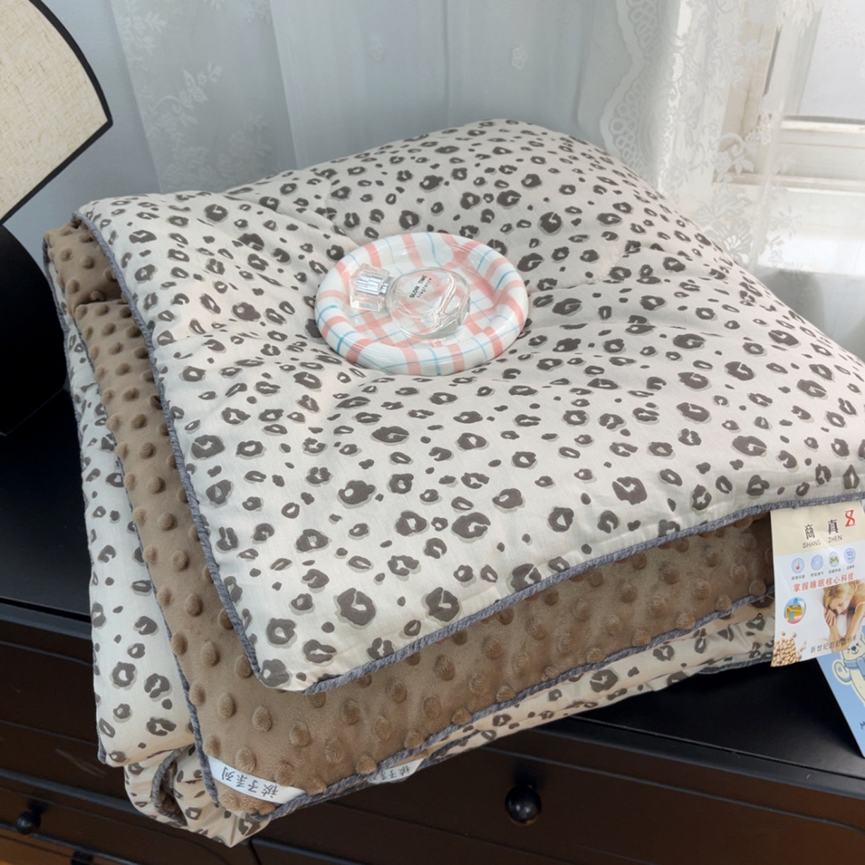 91家纺网 家纺一手货源 找家纺 暖居 2025新款麻绳款嵌条纯棉春秋豆豆被被子被芯四季通用 豹纹咖