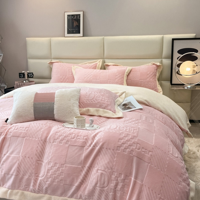 91家纺网 家纺一手货源 找家纺 艾佳 2025新款5D雕花牛奶绒拼角宽边工艺四件套-唯爱系列 唯爱-蜜桃粉白