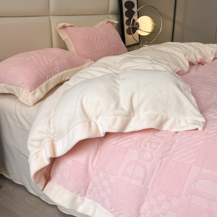 91家纺网 家纺一手货源 找家纺 艾佳 2025新款5D雕花牛奶绒拼角宽边工艺四件套-唯爱系列 唯爱-蜜桃粉白