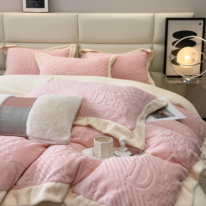 91家纺网 家纺一手货源 找家纺 艾佳 2025新款5D雕花牛奶绒拼角宽边工艺四件套-唯爱系列 唯爱-蜜桃粉白