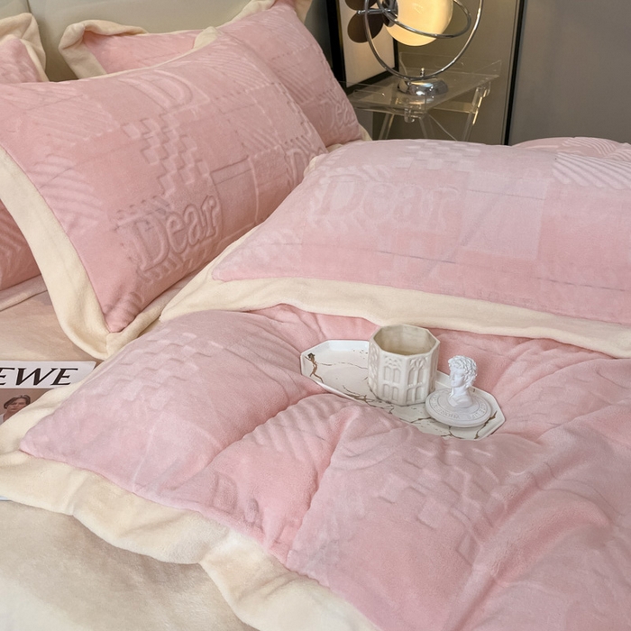 91家纺网 家纺一手货源 找家纺 艾佳 2025新款5D雕花牛奶绒拼角宽边工艺四件套-唯爱系列 唯爱-蜜桃粉白