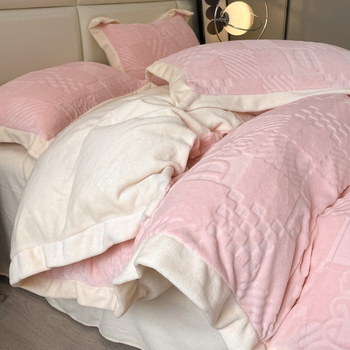 91家纺网 家纺一手货源 找家纺 艾佳 2025新款5D雕花牛奶绒拼角宽边工艺四件套-唯爱系列 唯爱-蜜桃粉白