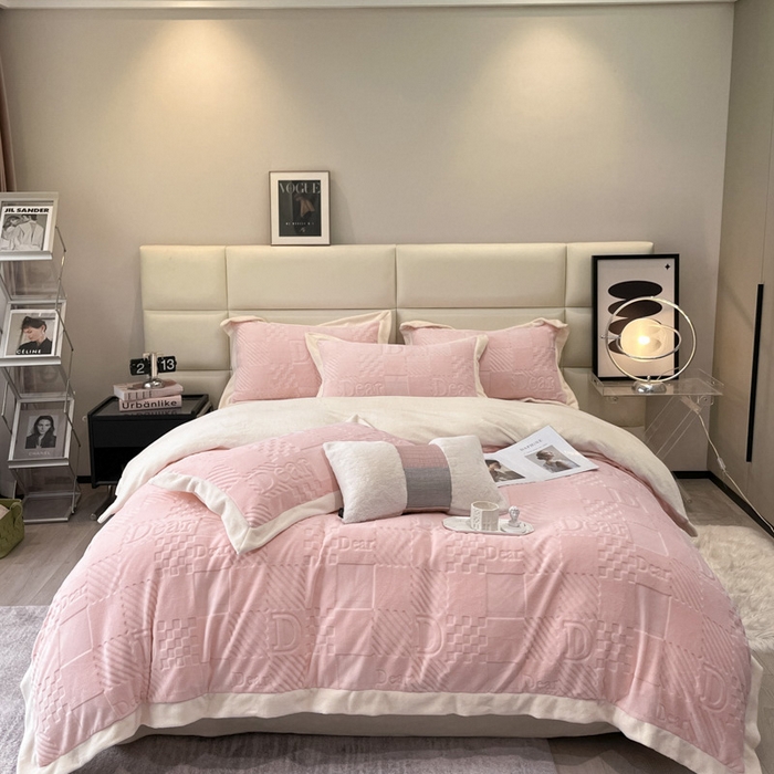 91家纺网 家纺一手货源 找家纺 艾佳 2025新款5D雕花牛奶绒拼角宽边工艺四件套-唯爱系列 唯爱-蜜桃粉白