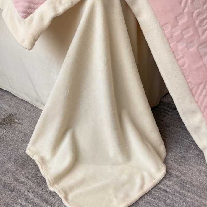 91家纺网 家纺一手货源 找家纺 艾佳 2025新款5D雕花牛奶绒拼角宽边工艺四件套-唯爱系列 唯爱-蜜桃粉白