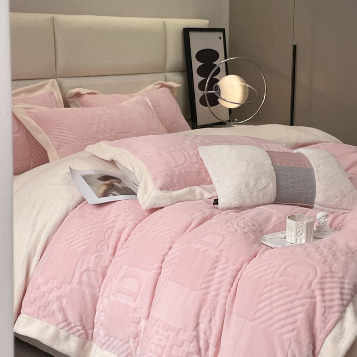 91家纺网 家纺一手货源 找家纺 艾佳 2025新款5D雕花牛奶绒拼角宽边工艺四件套-唯爱系列 唯爱-蜜桃粉白