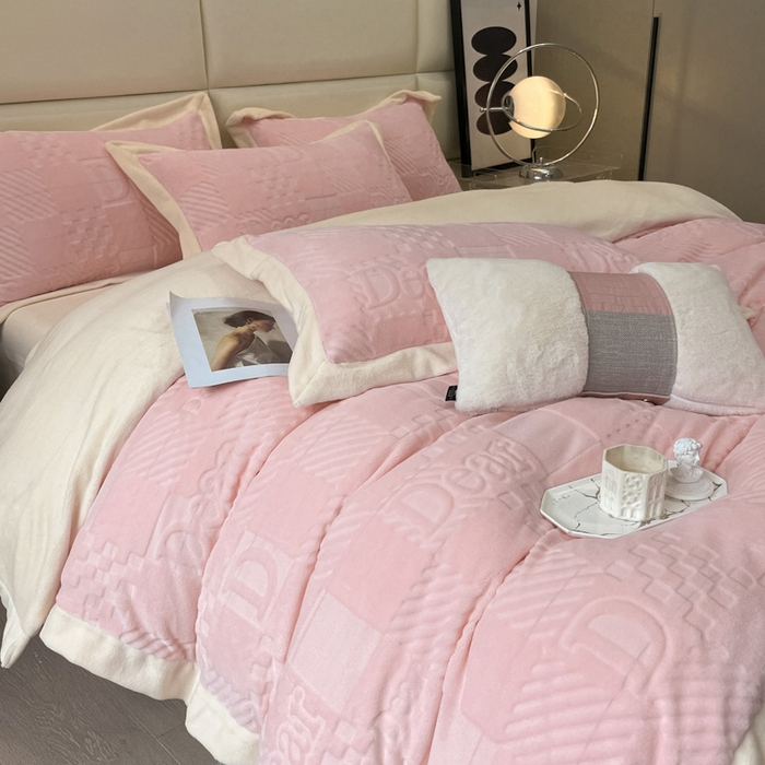 91家纺网 家纺一手货源 找家纺 艾佳 2025新款5D雕花牛奶绒拼角宽边工艺四件套-唯爱系列 唯爱-蜜桃粉白