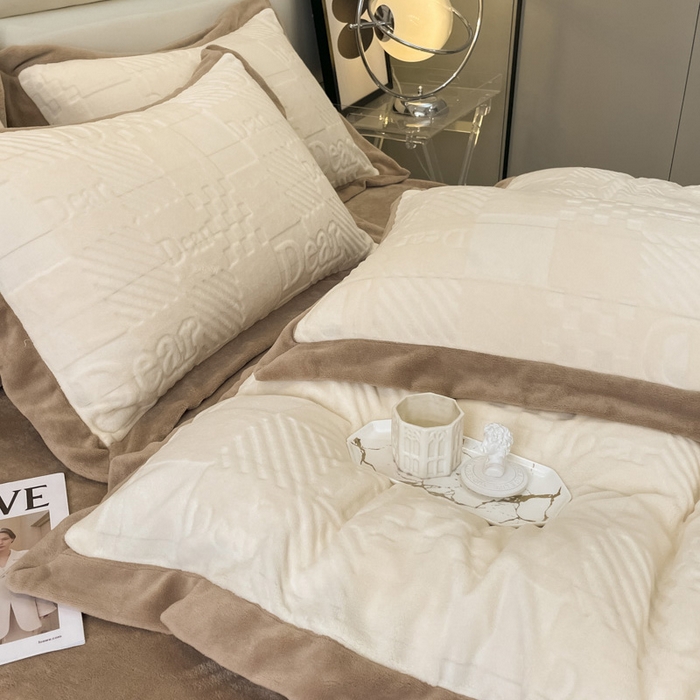 91家纺网 家纺一手货源 找家纺 艾佳 2025新款5D雕花牛奶绒拼角宽边工艺四件套-唯爱系列 唯爱-奶酪白咖