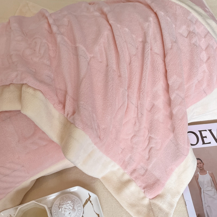 91家纺网 家纺一手货源 找家纺 艾佳 2025新款5D雕花牛奶绒拼角宽边工艺四件套-唯爱系列 唯爱-蜜桃粉白