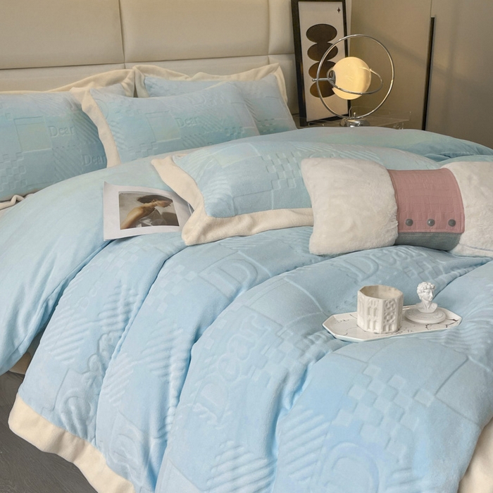 91家纺网 家纺一手货源 找家纺 艾佳 2025新款5D雕花牛奶绒拼角宽边工艺四件套-唯爱系列 唯爱-梦幻蓝