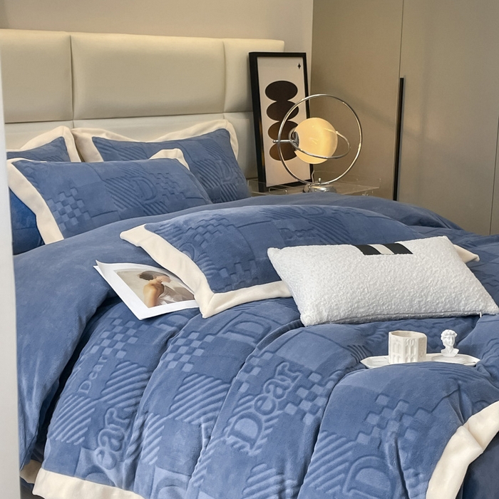 91家纺网 家纺一手货源 找家纺 艾佳 2025新款5D雕花牛奶绒拼角宽边工艺四件套-唯爱系列 唯爱-星空蓝