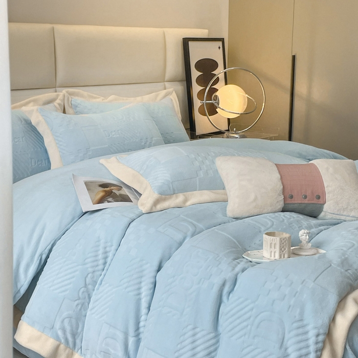 91家纺网 家纺一手货源 找家纺 艾佳 2025新款5D雕花牛奶绒拼角宽边工艺四件套-唯爱系列 唯爱-梦幻蓝