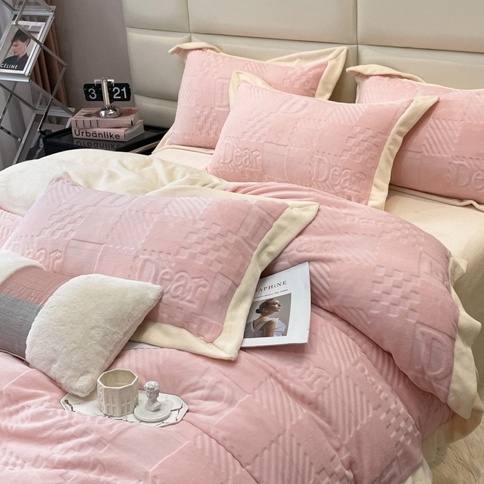 91家纺网 家纺一手货源 找家纺 艾佳 2025新款5D雕花牛奶绒拼角宽边工艺四件套-唯爱系列 唯爱-蜜桃粉白