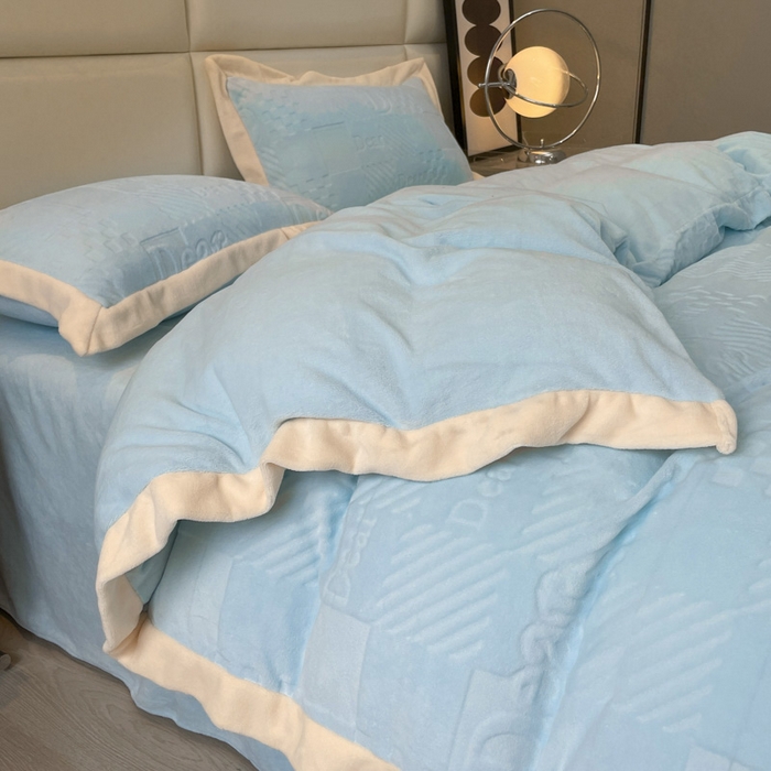 91家纺网 家纺一手货源 找家纺 艾佳 2025新款5D雕花牛奶绒拼角宽边工艺四件套-唯爱系列 唯爱-梦幻蓝