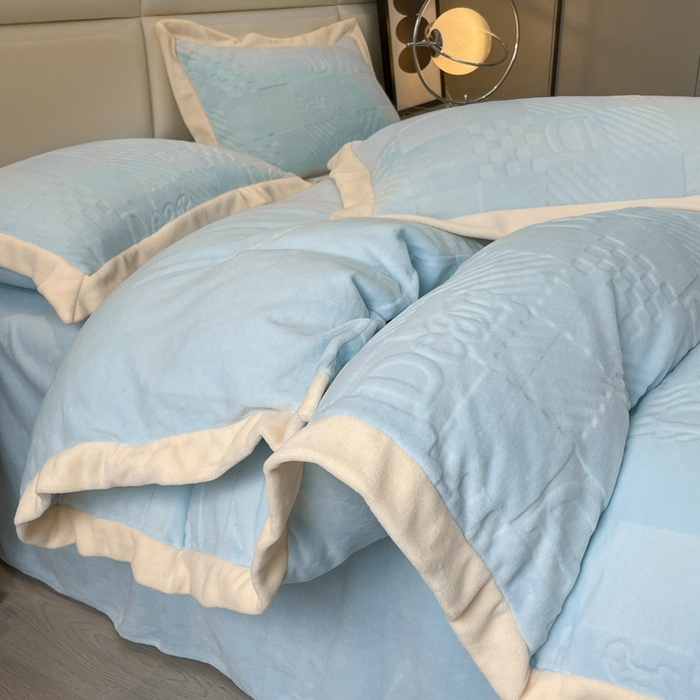 91家纺网 家纺一手货源 找家纺 艾佳 2025新款5D雕花牛奶绒拼角宽边工艺四件套-唯爱系列 唯爱-梦幻蓝