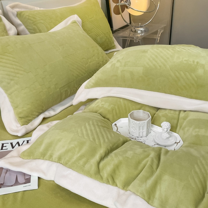 91家纺网 家纺一手货源 找家纺 艾佳 2025新款5D雕花牛奶绒拼角宽边工艺四件套-唯爱系列 唯爱-奶油绿