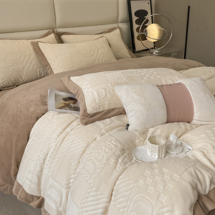 91家纺网 家纺一手货源 找家纺 艾佳 2025新款5D雕花牛奶绒拼角宽边工艺四件套-唯爱系列 唯爱-奶酪白咖