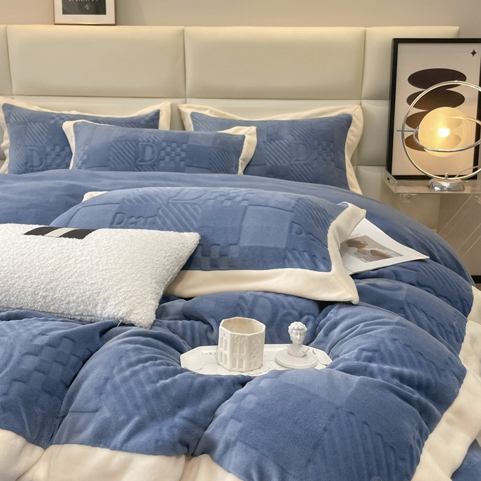 91家纺网 家纺一手货源 找家纺 艾佳 2025新款5D雕花牛奶绒拼角宽边工艺四件套-唯爱系列 唯爱-星空蓝